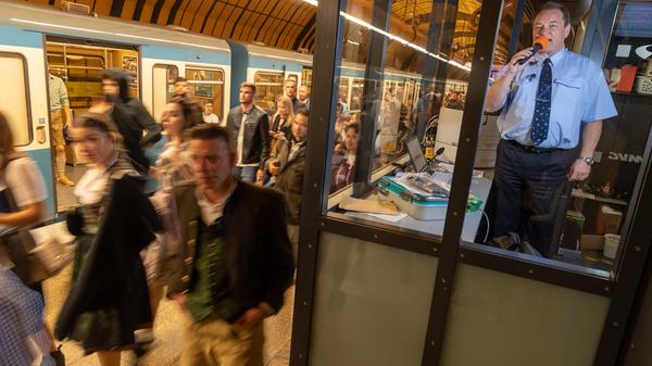 Normalerweise ist eine Zugfahrt nach München nichts Besonderes, wenn man allerdings zur Oktoberfestzeit in die bayerische Landeshauptstadt fährt, ist die Stimmung in den Waggons immer besonders zünftig. Gut gelaunte Menschen in Lederhosen und Dirndl machen die Abteile zum Festzelt. Wer sich geschickt anstellt, darf mitfeiern und bekommt das eine oder andere Bier geschenkt.