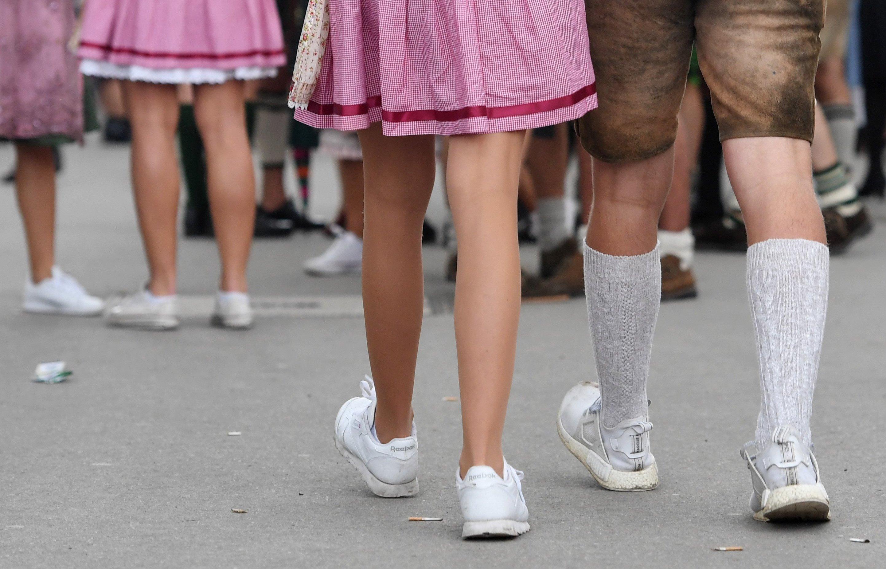 Apropos Bayern! Egal ob Dirndl oder Lederhose, nirgends macht Tracht so viel Spaß wie auf dem Münchener Oktoberfest. Doch aufgepasst: Billige Dirndl oder Lederhosen werden von den Münchenern sofort erkannt und mit abwertenden Blicken begutachtet.
