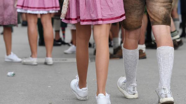 Apropos Bayern! Egal ob Dirndl oder Lederhose, nirgends macht Tracht so viel Spaß wie auf dem Münchener Oktoberfest. Doch aufgepasst: Billige Dirndl oder Lederhosen werden von den Münchenern sofort erkannt und mit abwertenden Blicken begutachtet.