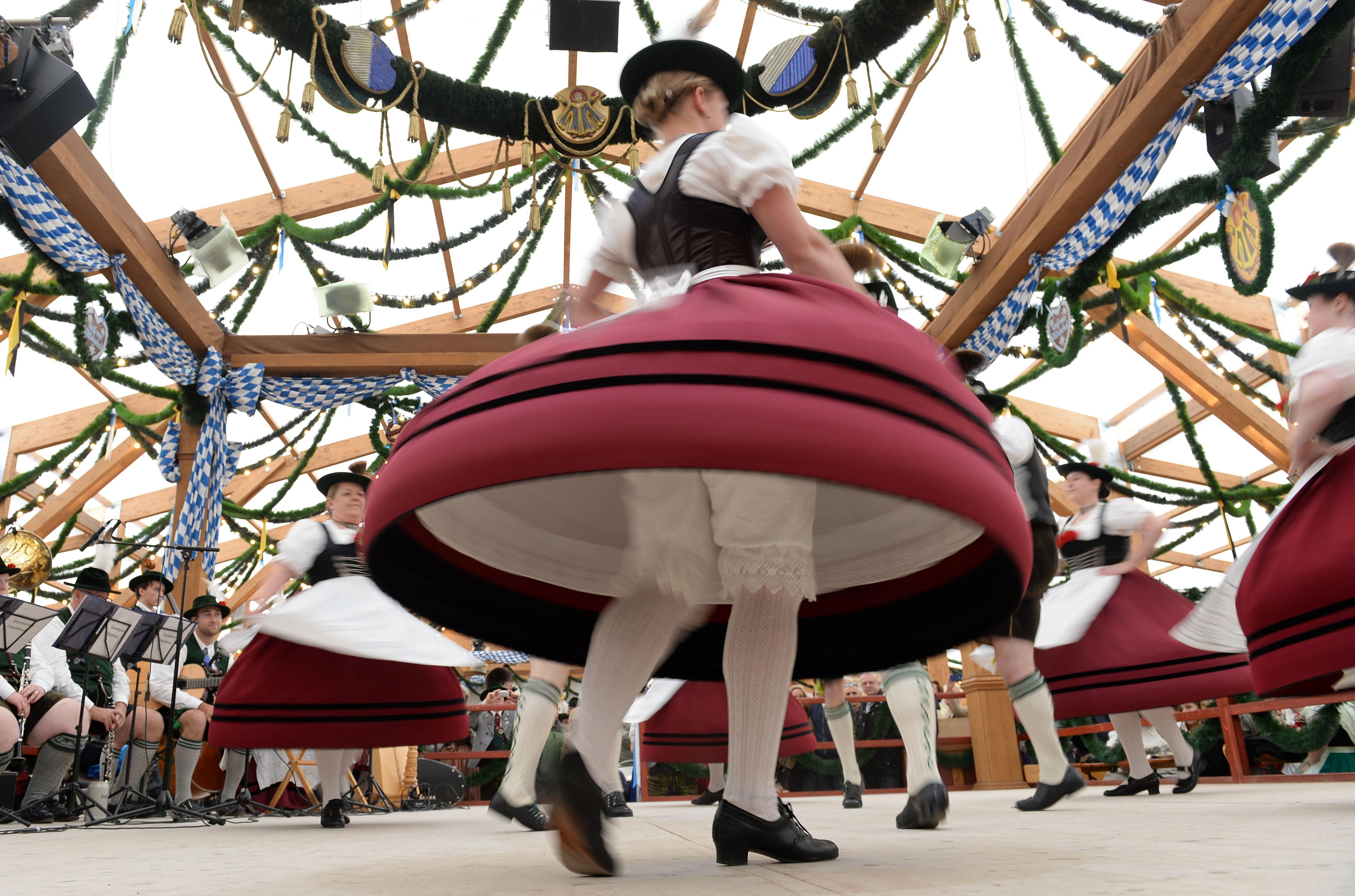Eigentlich war die Oide Wiesn als einmaliges Jubiläums-Event zum 200. Geburtstag des Oktoberfests im Jahr 2010 gedacht. Doch den Besuchern gefiel sie so gut, dass sie mittlerweile fest zur Wiesn gehört. Erstaunlich: Obwohl man für den gesonderten Bereich drei Euro Eintritt bezahlen muss, ist er sehr beliebt. Viele schätzen die ruhige und familiäre Atmosphäre. Besonders Fans von historischen Fahrgeschäften kommen dort auf ihre Kosten. Doch aufgepasst: Alle vier Jahre muss die Oide Wiesn pausieren, weil dann auf dem Standort im Südteil der Theresienwiese das Bayerische Zentrallandwirtschaftsfest stattfindet. 2020 gibt es dann keine Oide Wiesn.