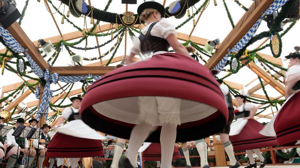 Eigentlich war die Oide Wiesn als einmaliges Jubiläums-Event zum 200. Geburtstag des Oktoberfests im Jahr 2010 gedacht. Doch den Besuchern gefiel sie so gut, dass sie mittlerweile fest zur Wiesn gehört. Erstaunlich: Obwohl man für den gesonderten Bereich drei Euro Eintritt bezahlen muss, ist er sehr beliebt. Viele schätzen die ruhige und familiäre Atmosphäre. Besonders Fans von historischen Fahrgeschäften kommen dort auf ihre Kosten. Doch aufgepasst: Alle vier Jahre muss die Oide Wiesn pausieren, weil dann auf dem Standort im Südteil der Theresienwiese das Bayerische Zentrallandwirtschaftsfest stattfindet. 2020 gibt es dann keine Oide Wiesn.