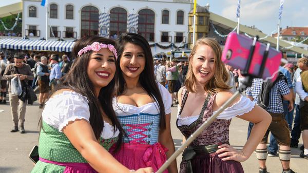 Wie feiern eigentlich die Italiener? Wie viel Bier verträgt ein Amerikaner? Schmeckt einem Asiaten ein Hax'n? Die Antworten auf all diese Fragen gibt es auf der Wiesn. Denn: Auf keinem anderen Volksfest ist das Publikum so international wie auf dem Münchener Oktoberfest. Besonders am zweiten Wiesnwochenende geht es multikulturell zu, wenn besonders viele Italiener auf die Theresienwiese kommen, um zu feiern. Dann spricht man inoffiziell nur noch vom "Festa d'ottobre".