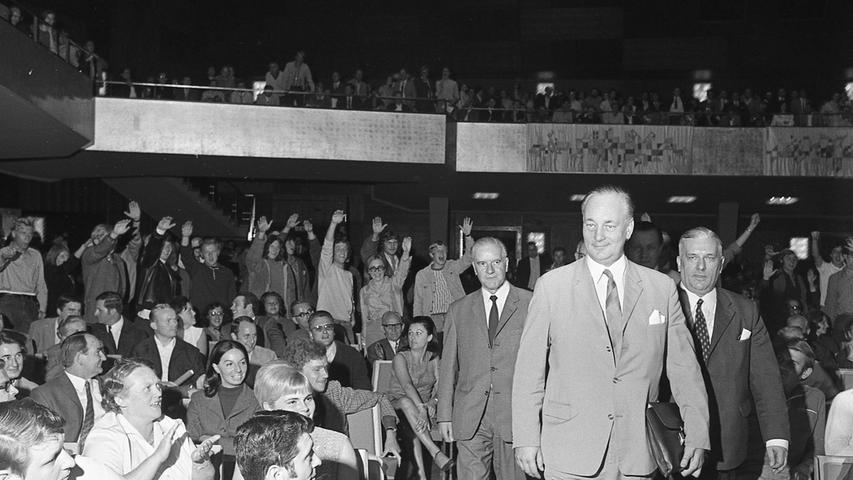 NPD-Vorsitzender Adolf von Thadden und der nationaldemokratische Oberbürgermeister-Kandidat Dr. Wolfgang Huber hatten gestern in Nürnberg ihren großen gemeinsamen Auftritt.  Hier geht es zum Artikel vom 14. September 1969: Wilde Szenen bei der NPD