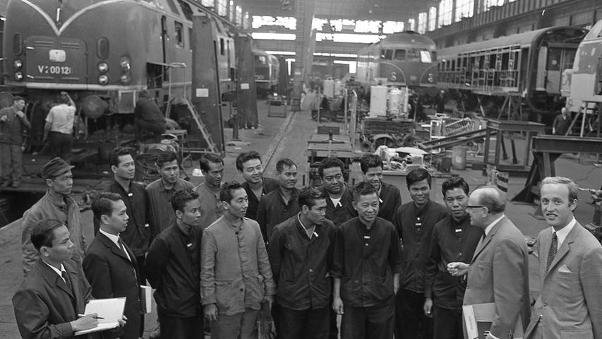 Die „Union of Birma Railway“ wird nach dem Vorbild der Deutschen Bundesbahn modernisiert. 15 Meister, Vorhandwerker und Handwerker halten sich zur Zeit in Nürnberg auf. Ende Oktober kehren sie, bepackt mit Wissen über dieselhydraulische Lokomotiven, wieder in ihre Heimat zurück, wo sich schon die zweite Gruppe auf eine Deutschlandleise vorbereitet.  Hier geht es zum Artikel vom 17. September 1969: Birmanen reparieren Dieselloks