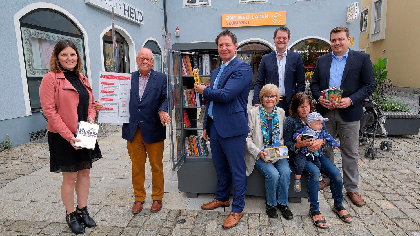 Offenes Bücherregal am Eingang zur Neumarkter Altstadt