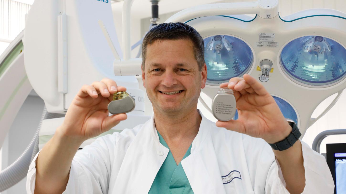 Prof. Stephan Achenbach, Direktor der Kardiologie und Angiologie am Universitätsklinikum Erlangen, erläutert im NZ-Klinikcheck, worauf es beim Einsetzen von Herzschrittmachern (li.) und implantierbaren Defis (re.) ankommt.