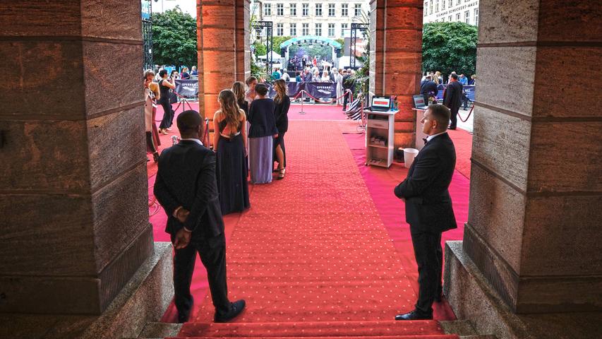 Hier trifft sich alles was Rang und Namen hat. Bevor es zum opulenten Schlemmen geht, werden auf dem roten Teppich die schönsten Roben präsentiert.