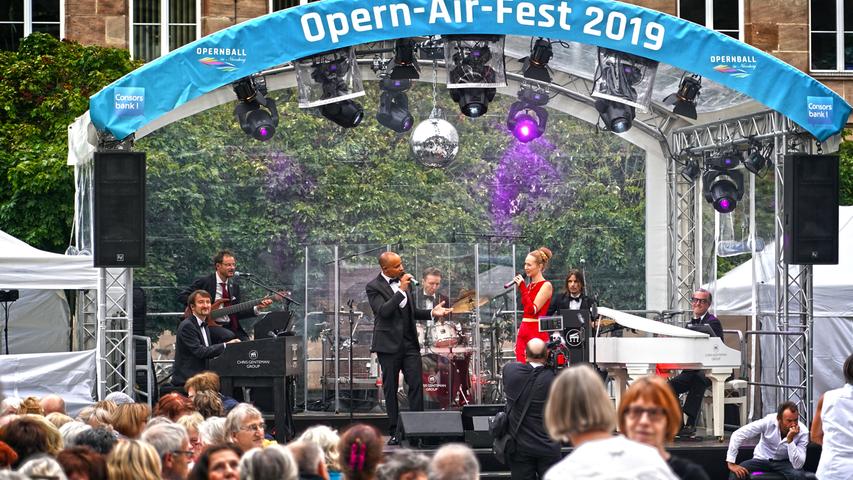 Beim eintrittsfreien Open-Air-Fest konnten Besucher aber auch draußen am Richard-Wagner-Platz ein Stück Opernball-Atmosphäre erleben.