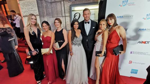 Bilder vom Opernball: VIPs und Models entern den Roten Teppich