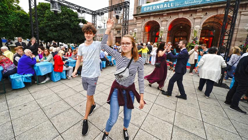 Rumba und frische Weggla: Das Kostenlos-Fest zum Opernball