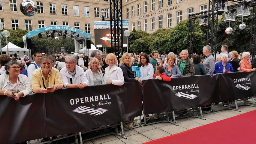Rumba und frische Weggla: Das Kostenlos-Fest zum Opernball