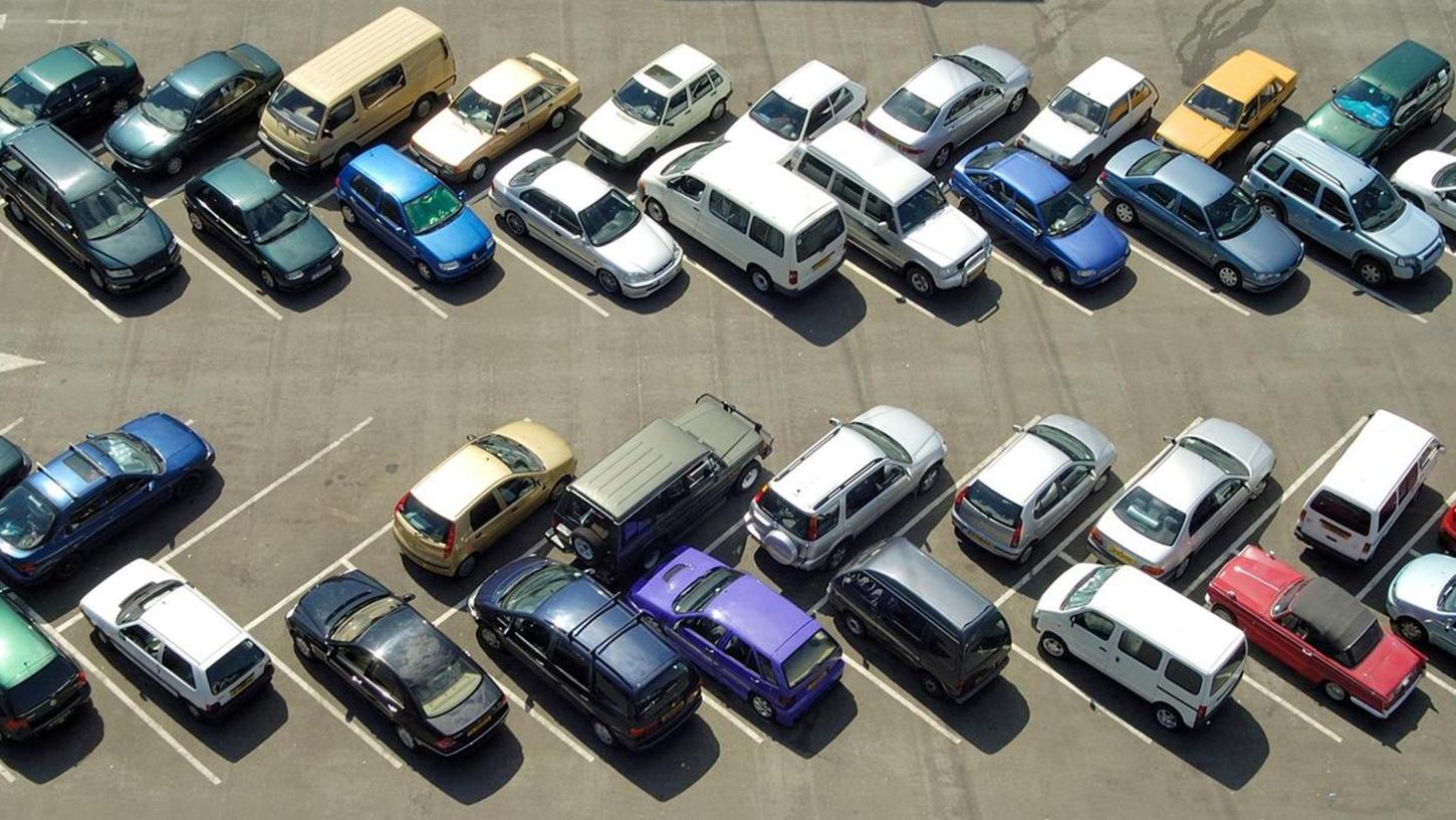 Wer sein Auto auf Parkplätzen von Supermärkten abstellt, sollte besser dort Kunde sein. Sonst drohen empfindliche Strafen. Dank Kennzeichenerfassung entkommt kein Fremdparker mehr.
