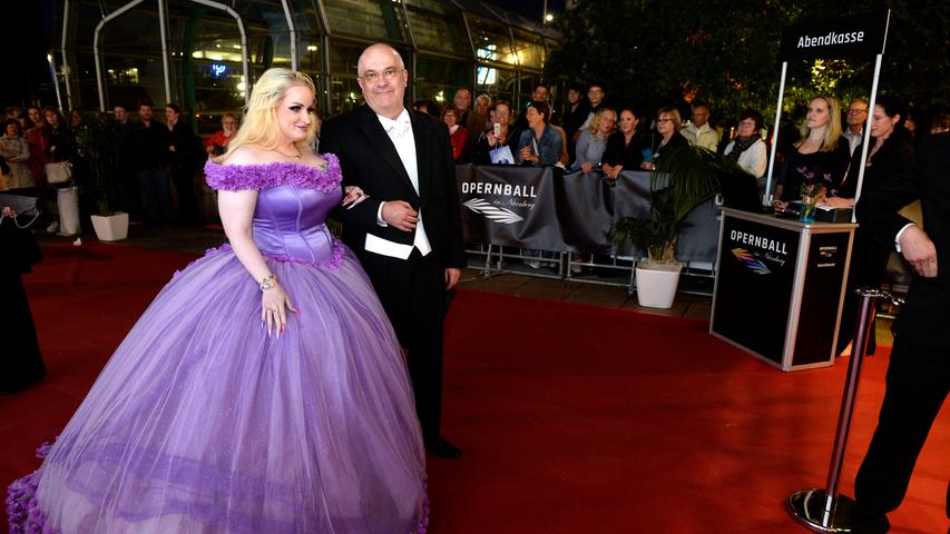 Bilder vom Opernball: VIPs und Models entern den Roten Teppich