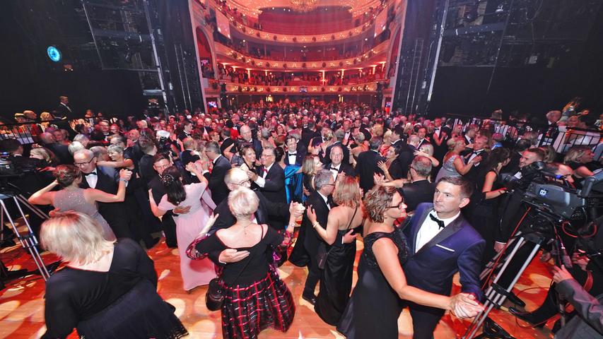 Tolle Stimmung, edler Zwirn: Gäste stürmen die Tanzfläche beim Opernball