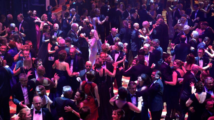 Tolle Stimmung, edler Zwirn: Gäste stürmen die Tanzfläche beim Opernball