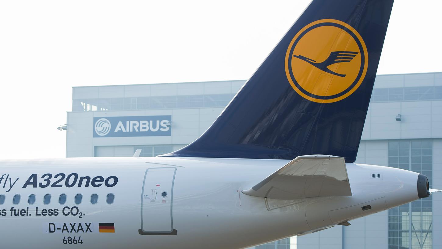 Ein A320neo steht auf dem Werksgelände von Airbus. Die Maschine darf momentan nicht vollbesetzt fliegen.