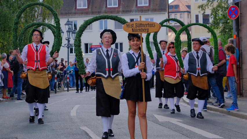 Stolze Pferde und etwas Samba: Umzug zum Altstadtfest begeistert