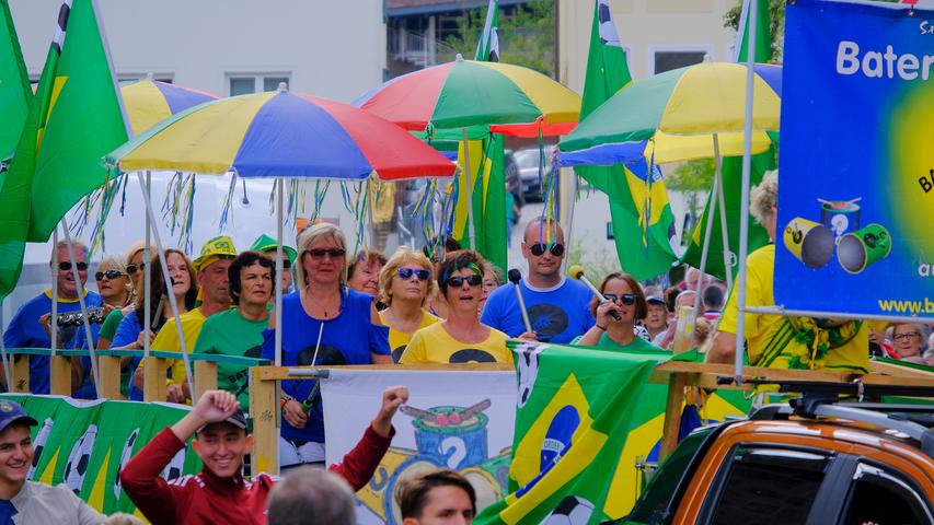 Stolze Pferde und etwas Samba: Umzug zum Altstadtfest begeistert