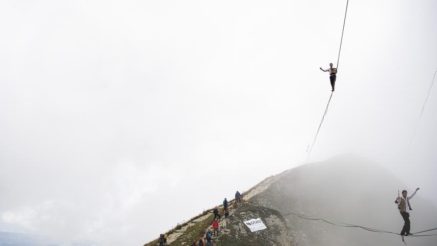 Mutig: Zwei sogenannte Highliner balancieren im Rahmen des schweizer "Highline Extreme Events" auf Seilen am Moleson Peak auf etwa 2000 Metern über dem Meeresspiegel.