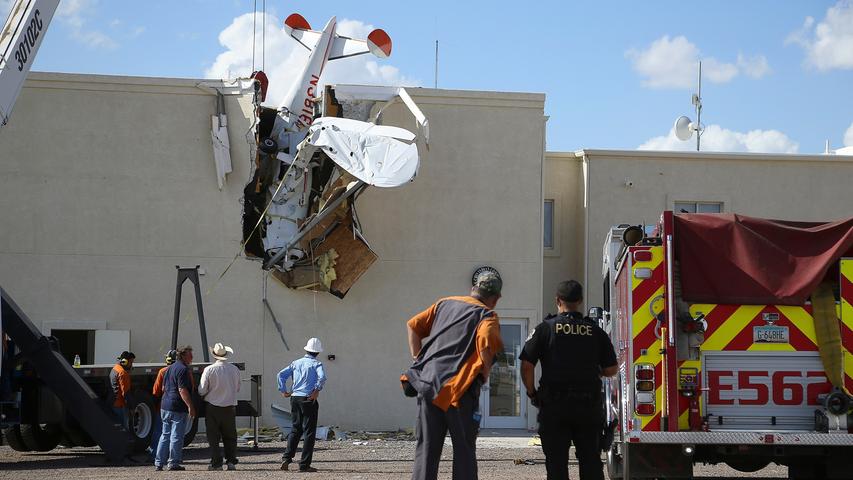 Hart gelandet: In Maricopa, USA, ist ein einmotoriges Flugzeug in das Terminalgebäude gestürzt. Die beiden Insassen hatten Glück und überlebten den Crash.