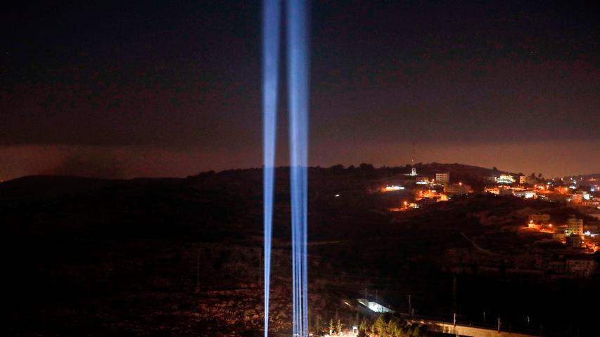 Unvergessen: Am Jahrestag der Terroranschläge vom 11. September erstrahlt über Jerusalem eine Lichtsimulation der Türme des World Trade Centers.