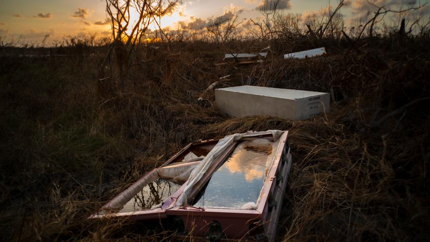 Verheerend: Ein zerbrochener und mit Wasser gefüllter Sarg offenbart die Zerstörung, die Hurrikan "Dorian" auf dem Bahamas hinterlassen hat. Noch immer werden 2500 Menschen vermisst.