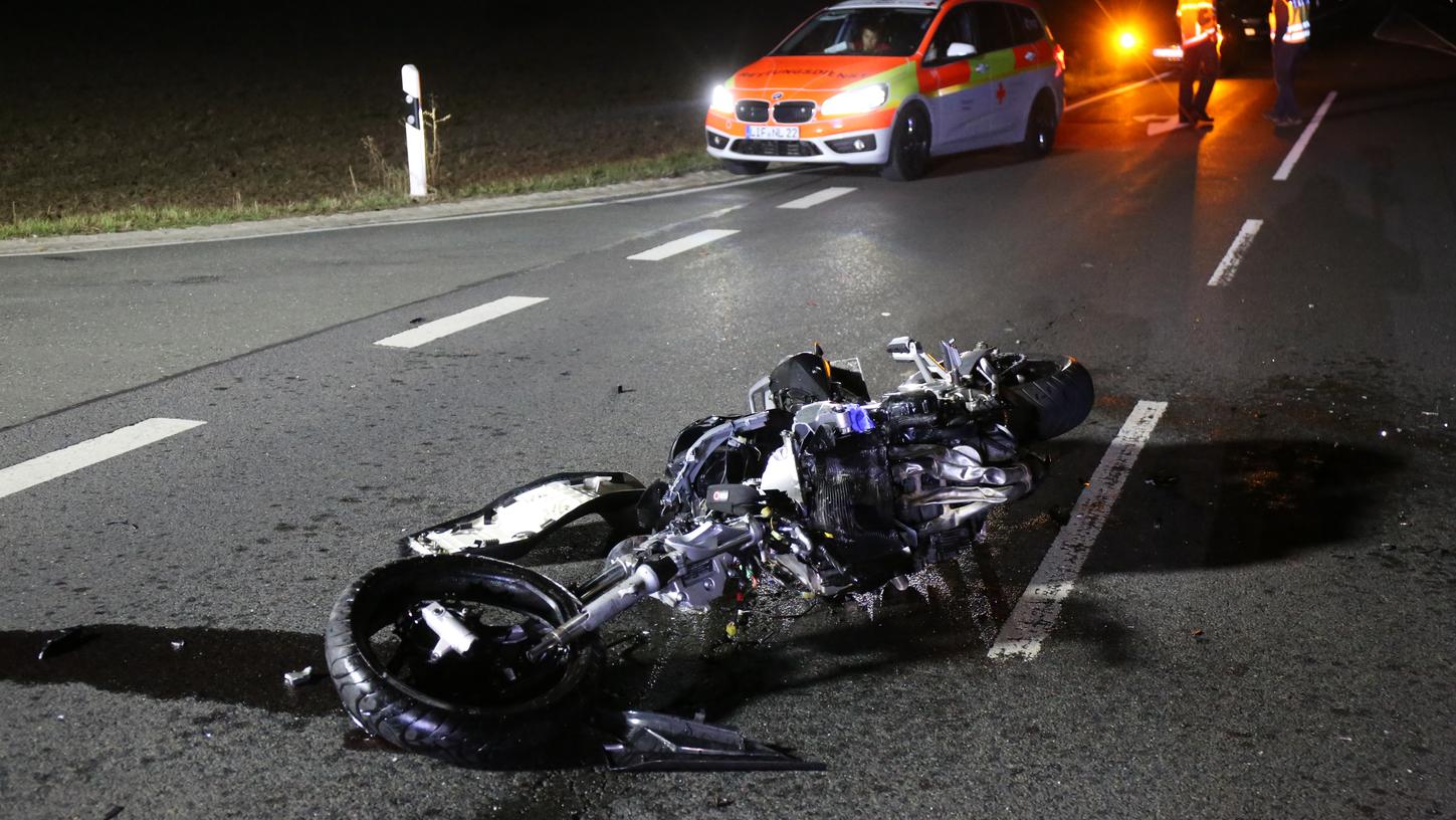 Ein 25-jähriger Kradfahrer starb am Samstagabend im Landkreis Lichtenfels. Er war zuvor auf der B289 mit seinem Motorrad gegen ein Auto geprallt.