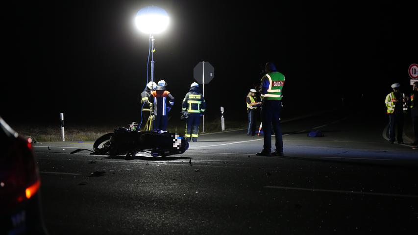 Autofahrer übersieht Motorrad: 25-jähriger Biker prallt in Fahrerseite und stirbt
