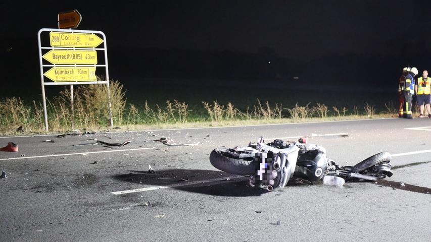 Autofahrer übersieht Motorrad: 25-jähriger Biker prallt in Fahrerseite und stirbt