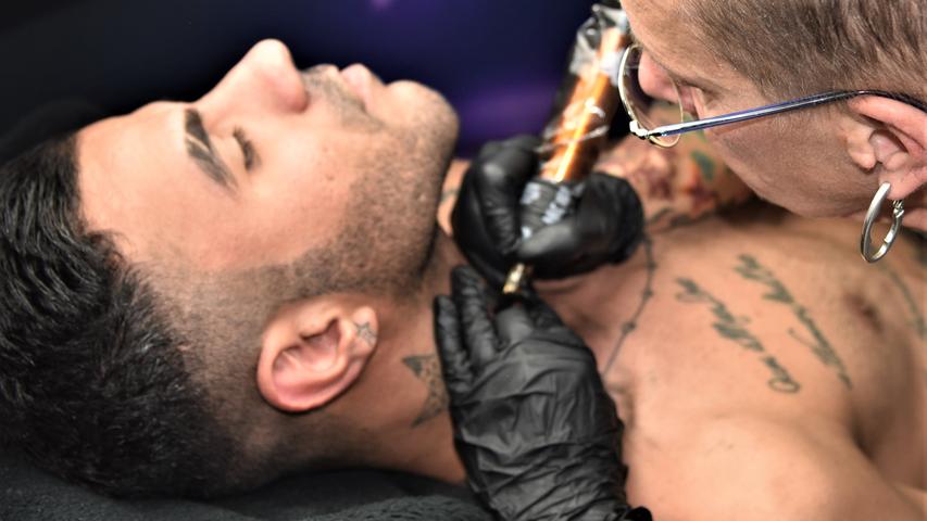 Schrill, nackt, bunt und schräg: Die Tattoo-Expo in Neumarkt