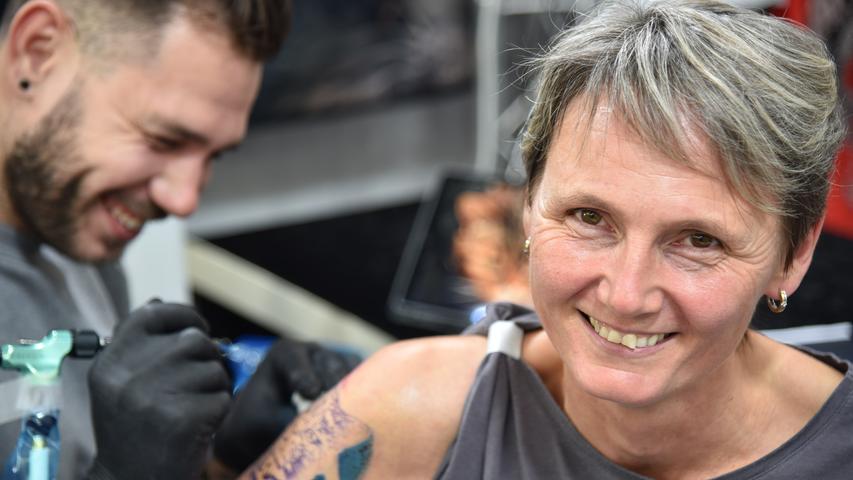Schrill, nackt, bunt und schräg: Die Tattoo-Expo in Neumarkt