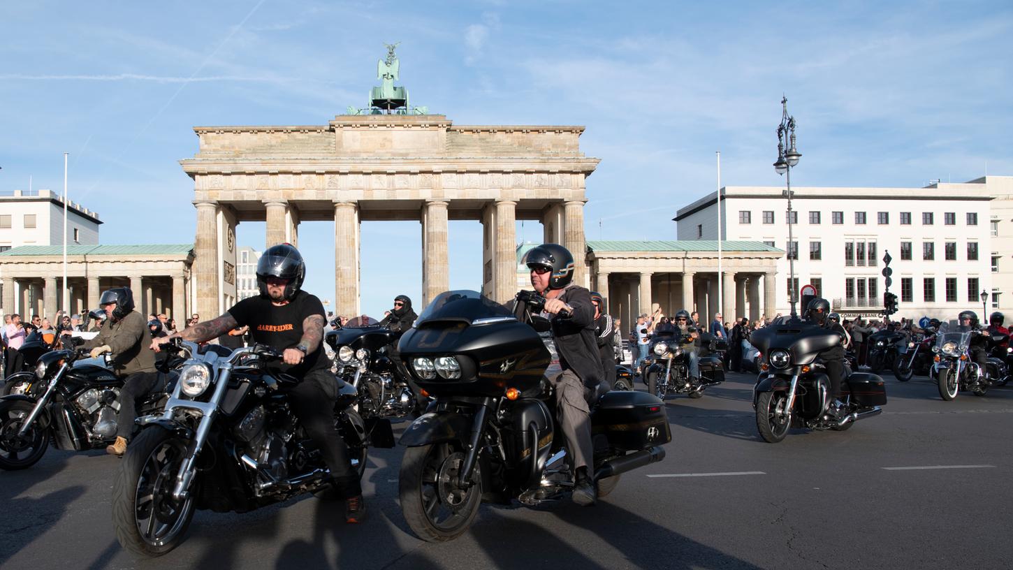 Am Brandenburger Tor hielten die Hells Angels eine Kundgebung ab.