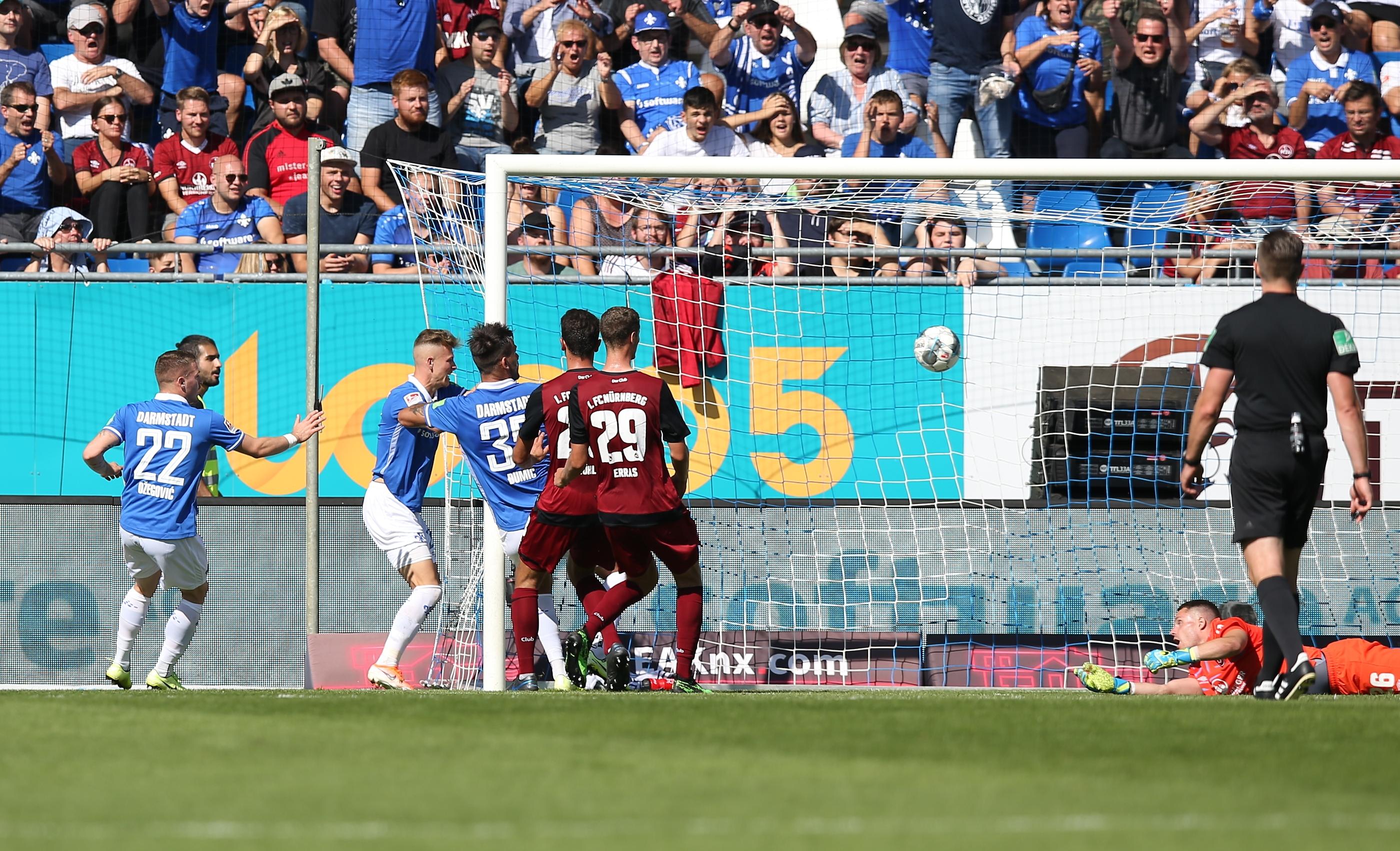 In der Liga dauerte es bis zum 6. Spieltag, ehe der FCN von einer strittigen Schiedsrichterentscheidung heimgesucht wurde. Die Lilien trafen in Minute 72 zum zwischenzeitlichen 2:2-Ausgleich, der Treffer hätte allerdings nicht zählen dürfen. Nach einem Freistoß von der rechten Seite, der von einem Darmstädter per Kopf verlängert wurde, stand Torschütze Dario Dumic nicht im Abseits. Tim Skarke allerdings schon - und er griff aktiv ein, auch wenn er den Ball nicht berührt hatte. Der VAR blieb stumm, der Treffer zählte. Die wilde Partie am Böllenfalltor endete nach 90 Minuten in einem 3:3.