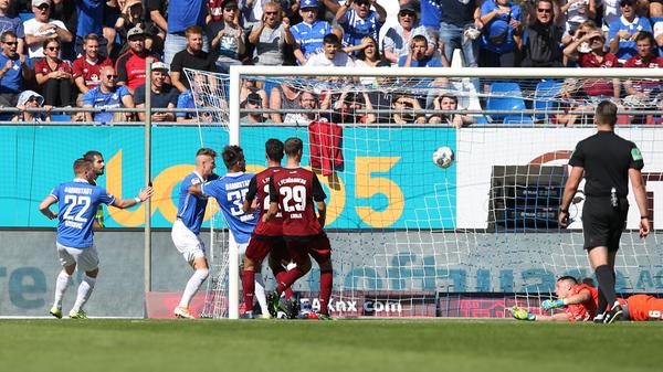 In der Liga dauerte es bis zum 6. Spieltag, ehe der FCN von einer strittigen Schiedsrichterentscheidung heimgesucht wurde. Die Lilien trafen in Minute 72 zum zwischenzeitlichen 2:2-Ausgleich, der Treffer hätte allerdings nicht zählen dürfen. Nach einem Freistoß von der rechten Seite, der von einem Darmstädter per Kopf verlängert wurde, stand Torschütze Dario Dumic nicht im Abseits. Tim Skarke allerdings schon - und er griff aktiv ein, auch wenn er den Ball nicht berührt hatte. Der VAR blieb stumm, der Treffer zählte. Die wilde Partie am Böllenfalltor endete nach 90 Minuten in einem 3:3.