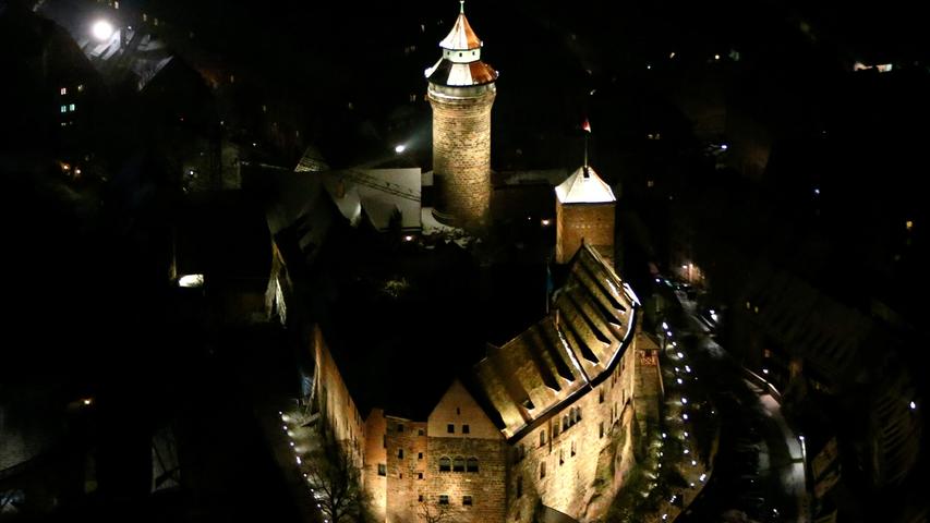 In der Dunkelheit zeigt sich die Stadt auch für Luftbildfotograf Oliver Acker noch einmal von einer ganz eigenen Seite. Der 37-Jährige hält seit 2010 Nürnberg und die Region aus der Vogelperspektive fest. Hier hat er die Kaiserburg bei Nacht in Szene gesetzt.