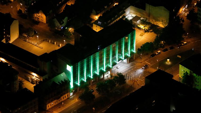 Die Datev-Unterführung in Gostenhof erstrahlt in grünem Licht.