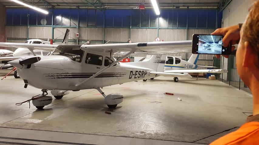 Die Nachtflüge sind auch für das gut eingespielte Duo etwas Besonderes, während sie sich routiniert auf den Flug vorbereiten, nachdem sie die Cessna 172 aus dem Hangar geschoben haben.