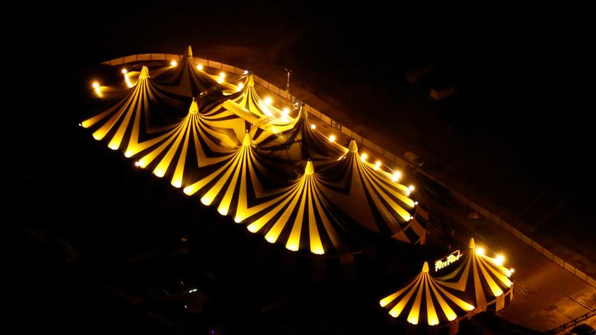 Der Zirkus FlicFlac erstrahlt auf dem Volksfestplatz in hellem Glanz.