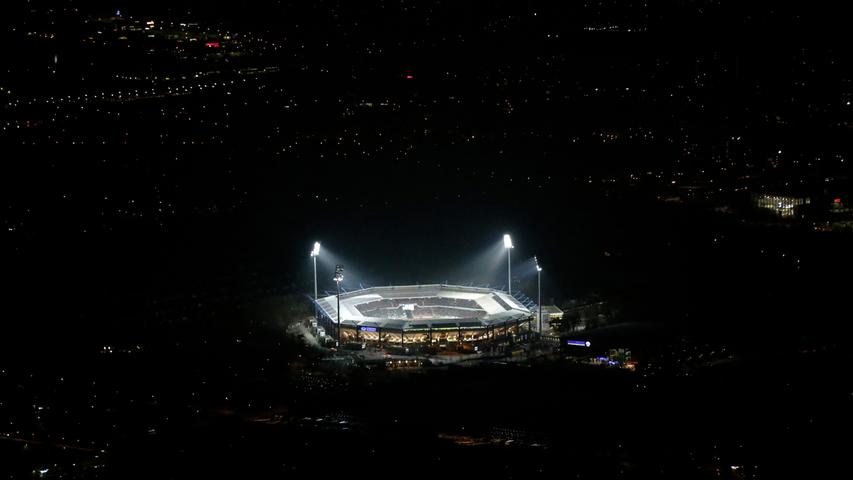 Das Max-Morlock-Stadion mit Flutlicht - ein erhabener Anblick.