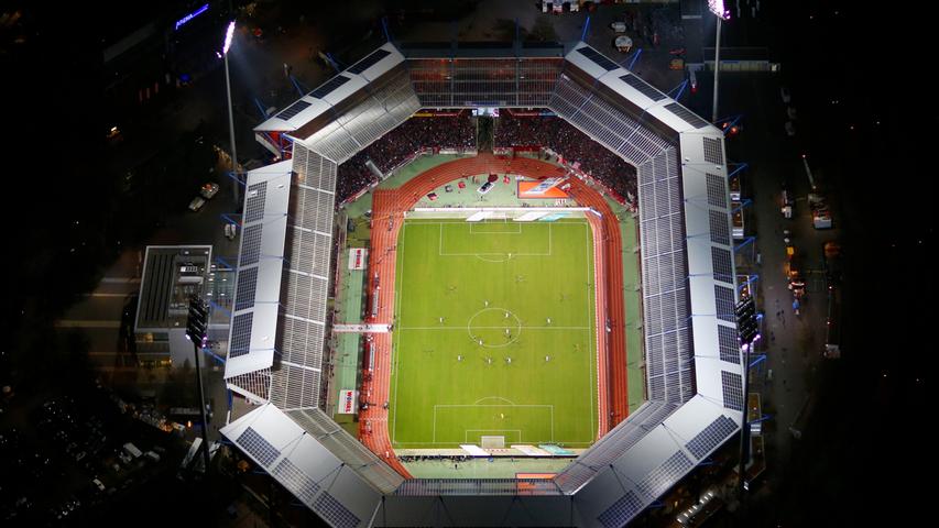 So ästhetisch ist das Max-Morlock-Stadion bei Nacht - bestens ausgeleuchtet durch das Flutlicht.