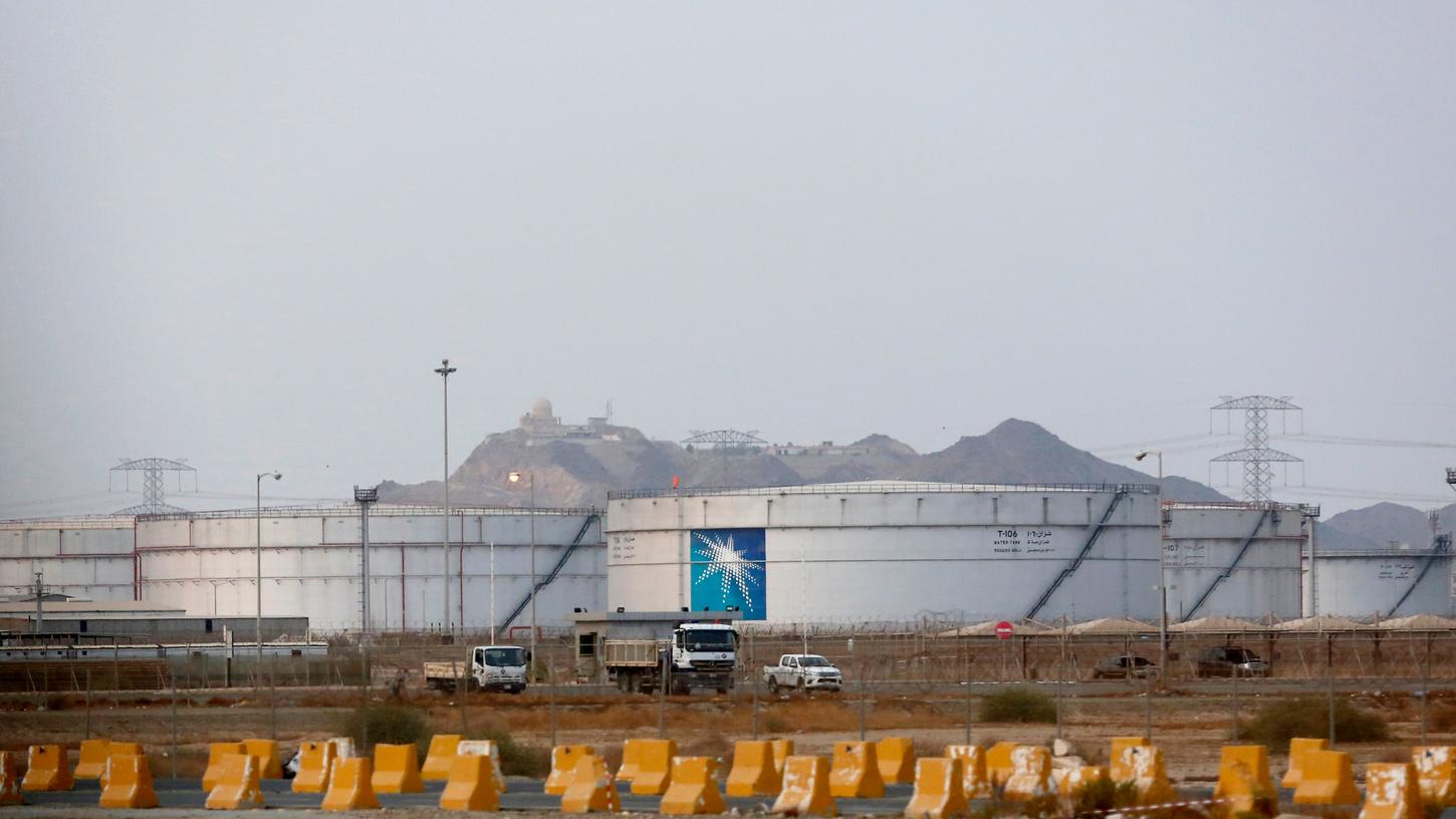 Blick auf Öltanks in einer Anlage des staatlichen Ölkonzerns Saudi Aramco: Nach dem Drohnenangriff auf die größte Erdölraffinerie in Saudi-Arabien musste die Anlage ihre Produktion um die Hälfte reduzieren.
