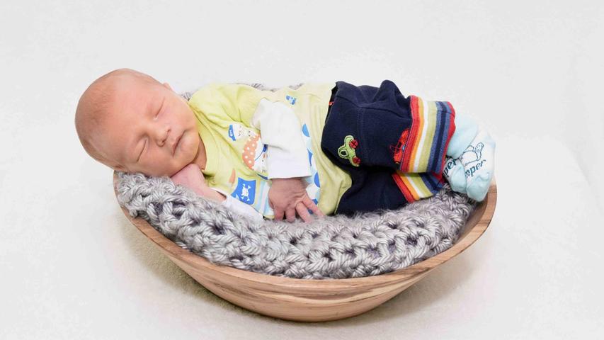 Ejnar Liam Flynn schaut ganz zufrieden in seinem Körbchen aus. Der Kleine wurde am 11. September in der Klinik Hallerwiese geboren. Dabei war er 53 Zentimeter groß und wog 3620 Gramm.