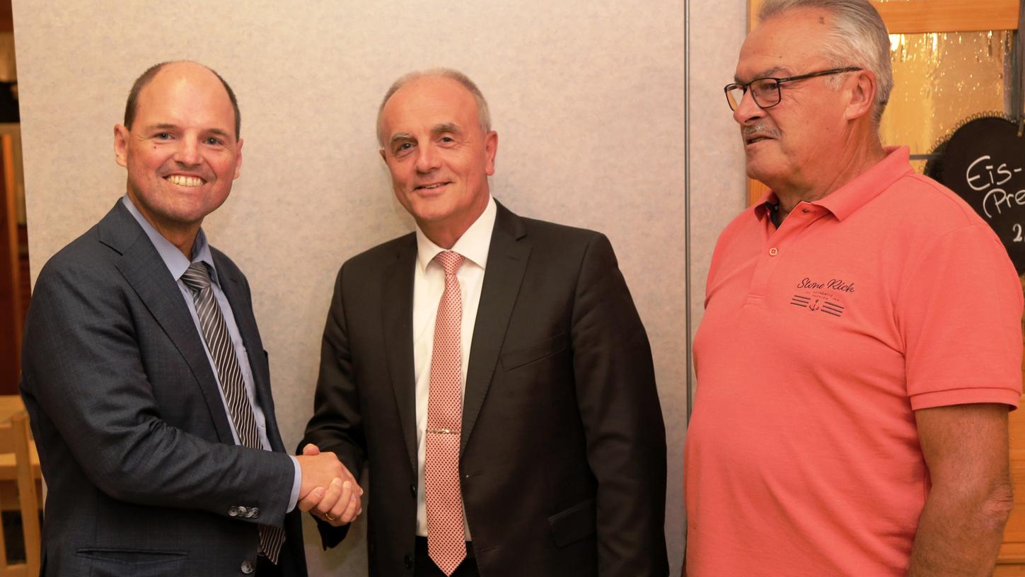 Michael Hofmann (links) gratuliert Markus Grüner zur Kandidatur. Rechts: der CSU-Ortsvorsitzende Oswin Gmelch.