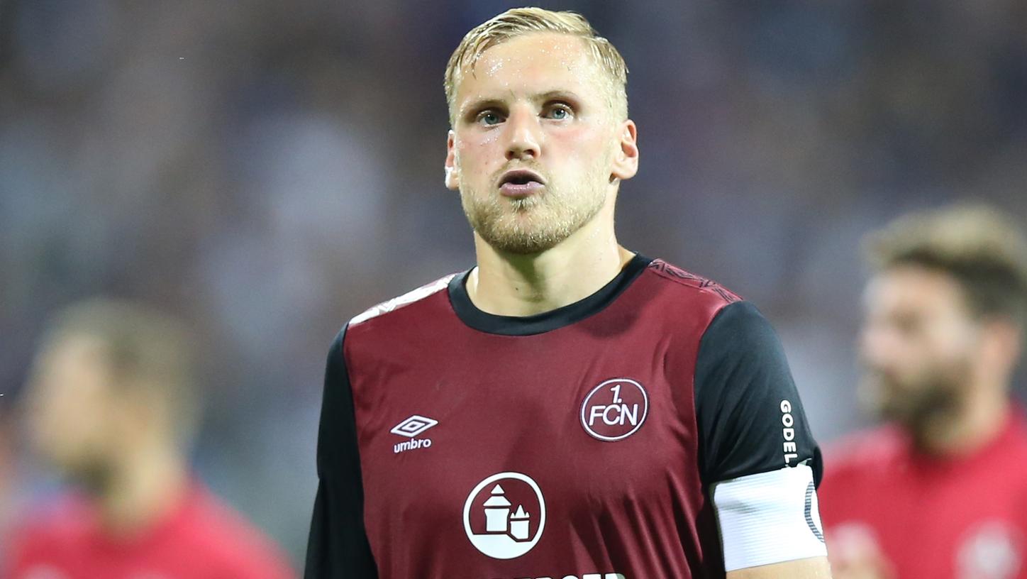 Der Gesichtsausdruck von Hanno Behrens verrät es schnell: Ein Punkt in Darmstadt war am Ende für den Club enttäuschend. Der Gesichtsausdruck von Hanno Behrens verrät es schnell: Ein Punkt in Darmstadt war am Ende für den Club enttäuschend.