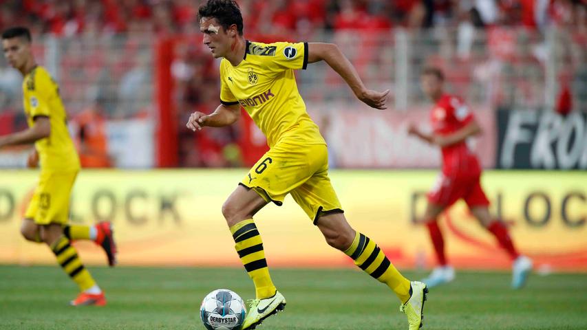 "Es gibt ganz viele junge Spieler. Manchmal ist es wie Gassi gehen mit zehn
 Hunden." (BVB-Spieler Thomas Delaney über seine Aufgabe in der jungen Dortmunder Mannschaft.)