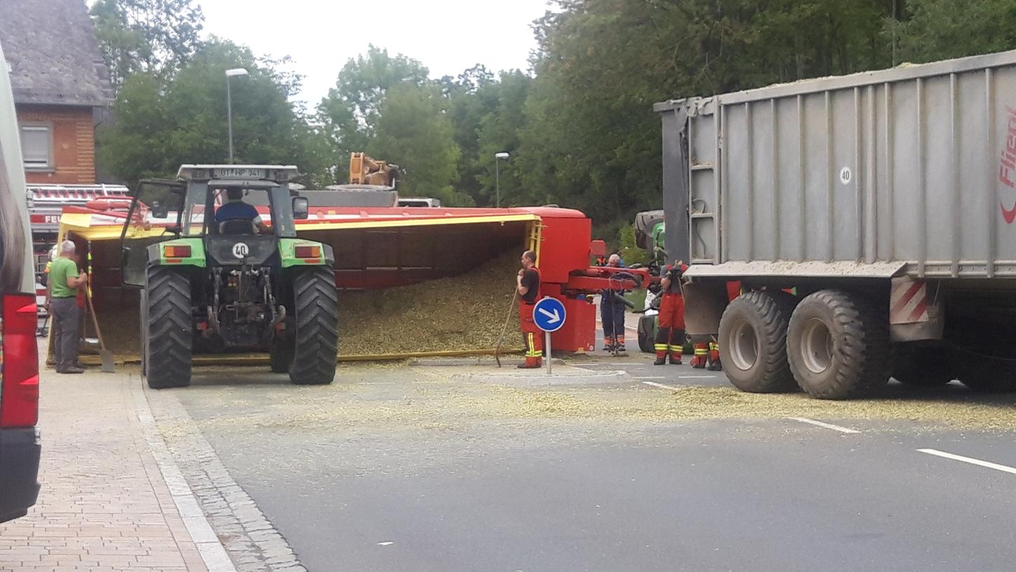 Traktor stürzt in Hummeltal um: Mais bedeckt Straße komplett