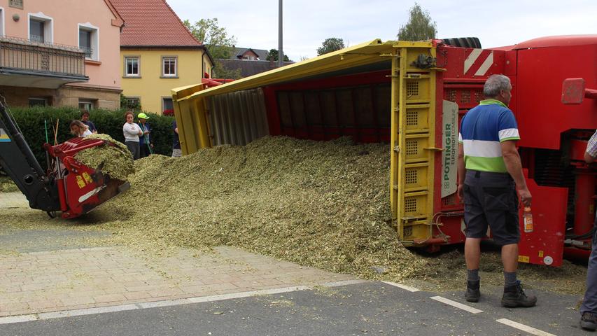 Traktorgespann kippt um: Mais ergießt sich in Hummeltal auf Straße