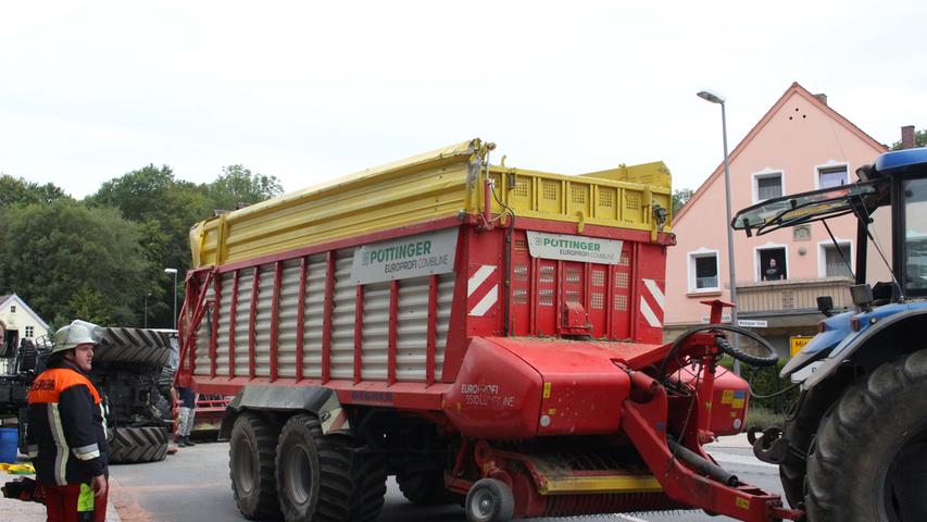 Traktorgespann kippt um: Mais ergießt sich in Hummeltal auf Straße