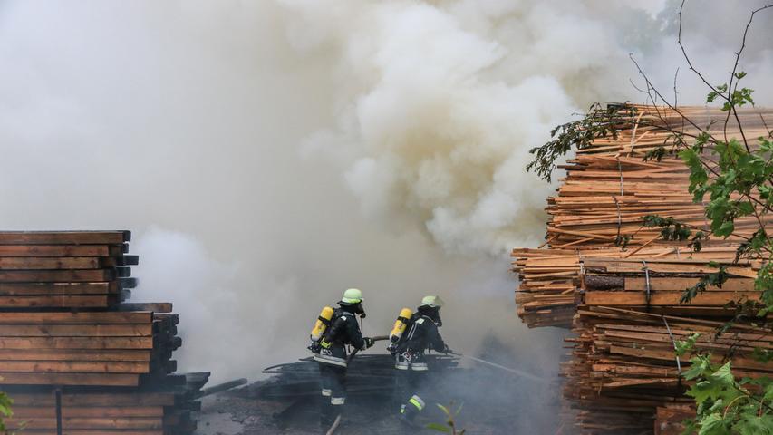 Feuer wütet in Sägewerk: Betrieb brannte komplett ab