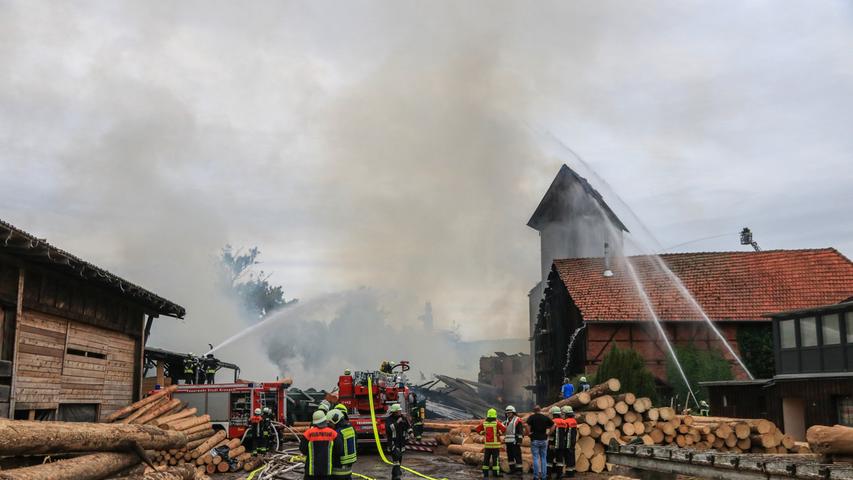 Feuer wütet in Sägewerk: Betrieb brannte komplett ab
